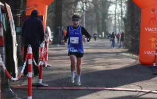 Michael Mettin läuft beim Winterlauf in Nürnberg ins Ziel.