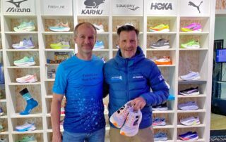 Michael Mettin vom Laufteam Bayern mit Finish Line Inhaber Wolfgang Schweigert