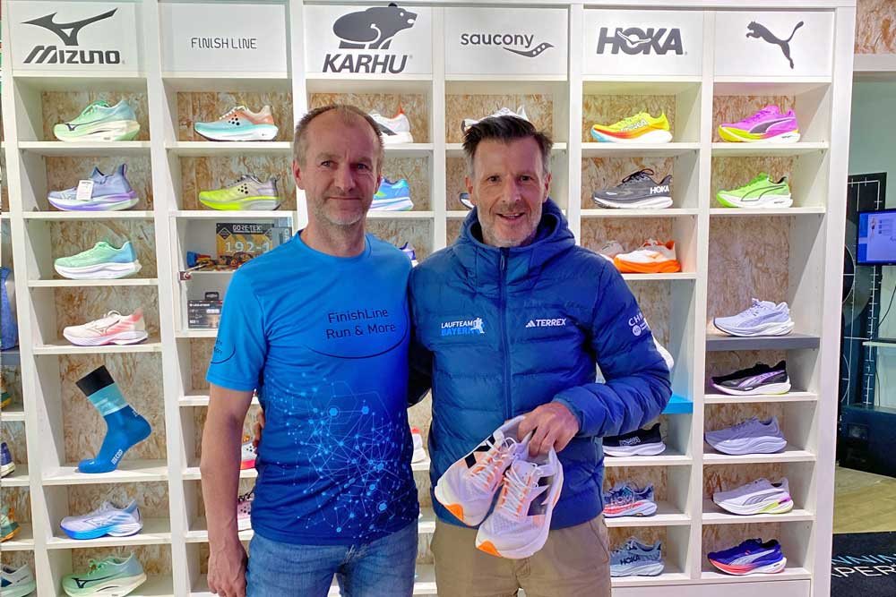 Michael Mettin vom Laufteam Bayern mit Finish Line Inhaber Wolfgang Schweigert