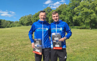 Michael Mettin und Max Franke mit den Startnummern für die Athleten des Laufteam Bayern beim 20. Maisels Run in Bayreuth.