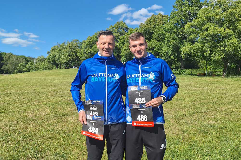 Michael Mettin und Max Franke mit den Startnummern für die Athleten des Laufteam Bayern beim 20. Maisels Run in Bayreuth.