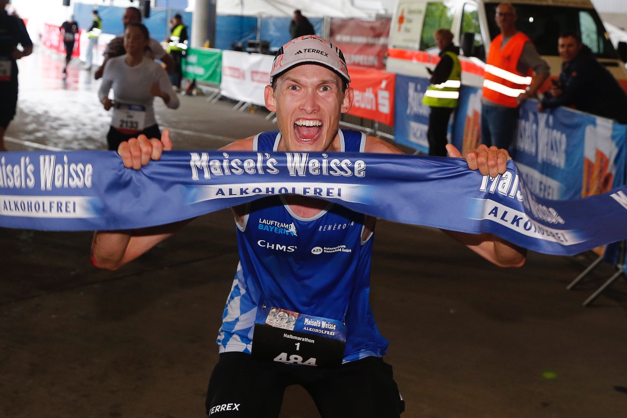 Jan Kundörfer vom Laufteam Bayern durchläuft das Zielbanner.