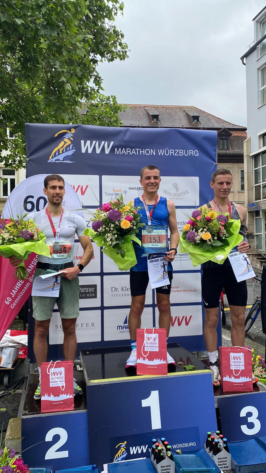 Siegerehrung Wuerzburg Marathon 2025 Bei der Siegerehrung steht unser Laufteam Bayern Athlet ganz oben auf dem Siegertreppchen.