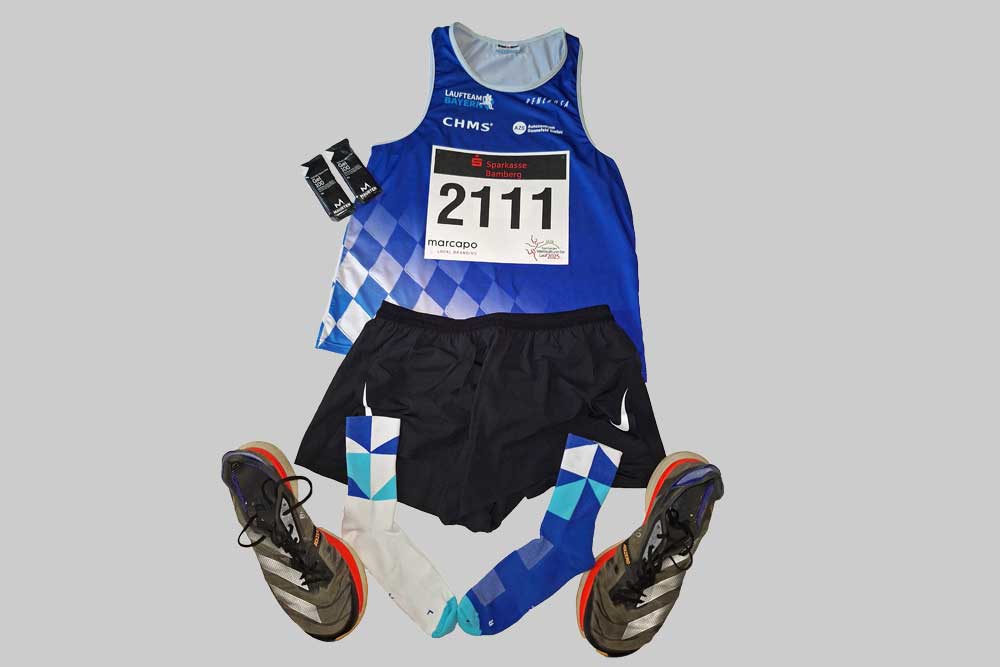 Das Trikot und die Laufschuhe sind für den 11. Bamberger Weltkulturerbelauf bereit.