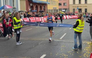 Florian Koch läuft als erster ins Ziel beim Würzburg Marathon 2025.