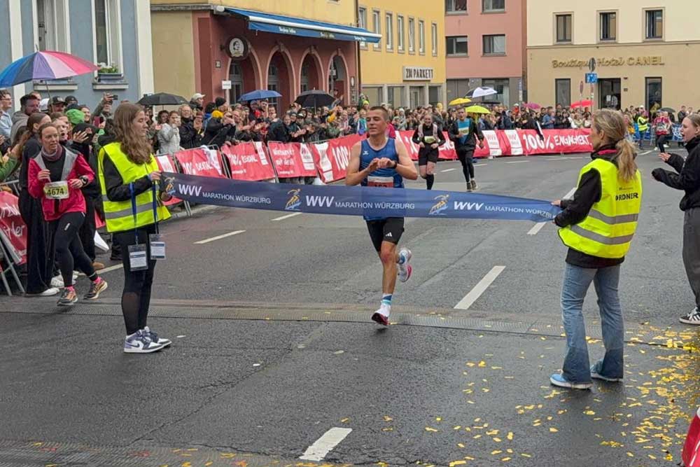 Florian Koch läuft als erster ins Ziel beim Würzburg Marathon 2025.