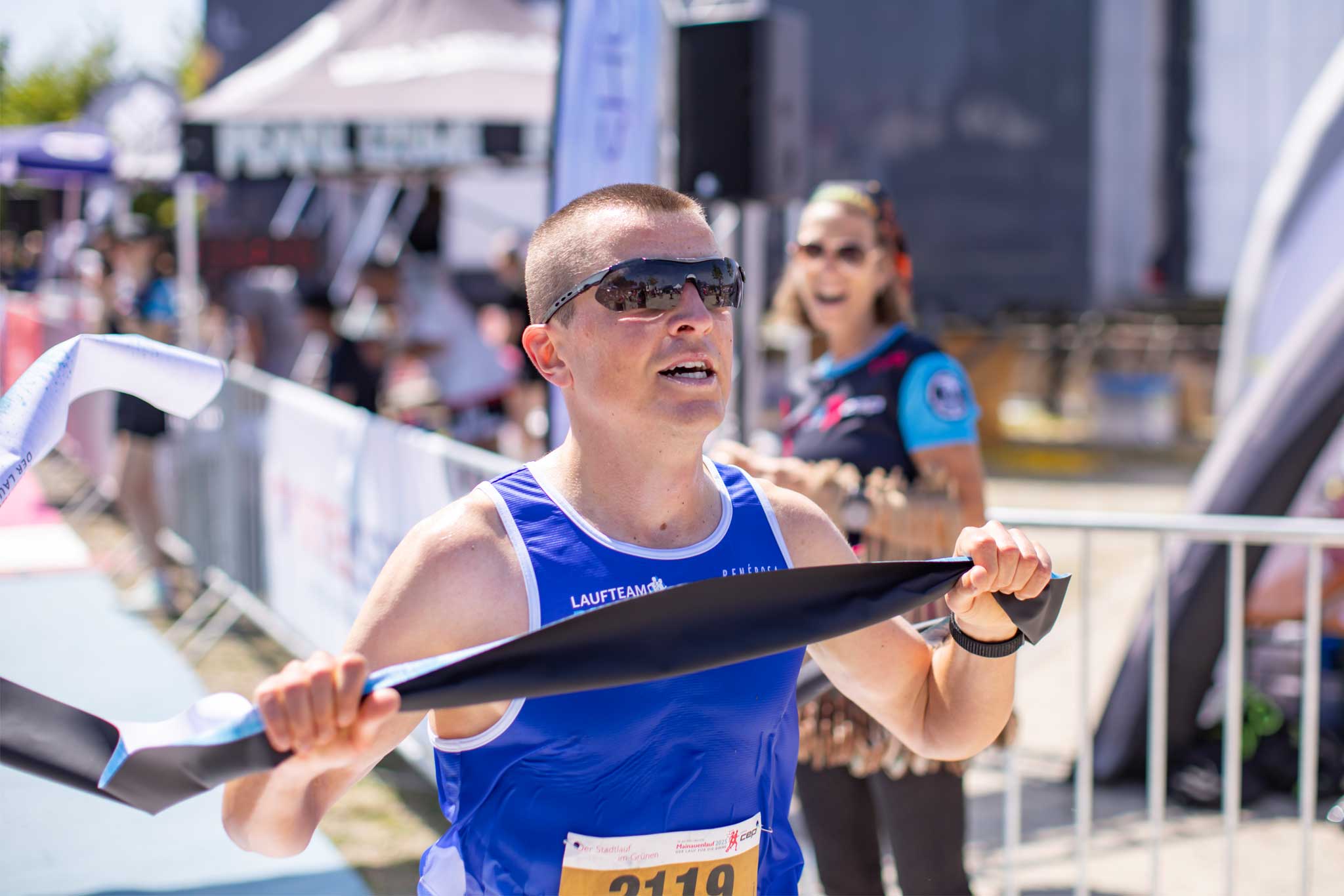 Zieleinlauf unseres Athleten Florian Koch beim Mainauenlauf. Foto: Florian Massen Photographie
