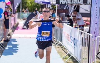 Unser Athlet Florian Koch läuft beim Mainauenlauf durch das Ziel. Foto: Florian Massen Photographie