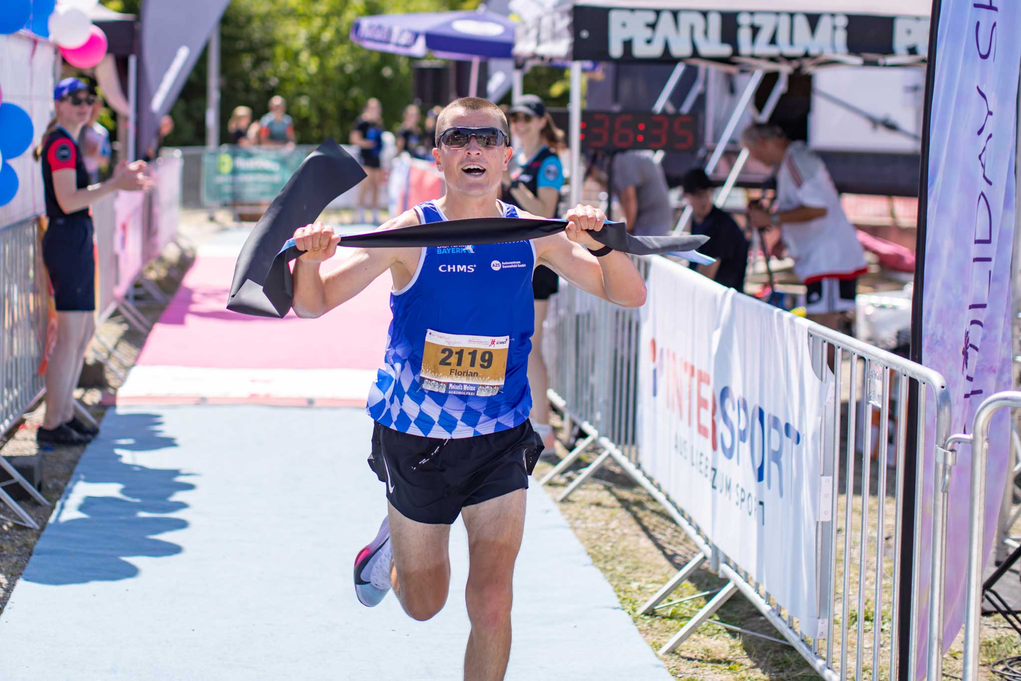 Unser Athlet Florian Koch läuft beim Mainauenlauf durch das Ziel. Foto: Florian Massen Photographie