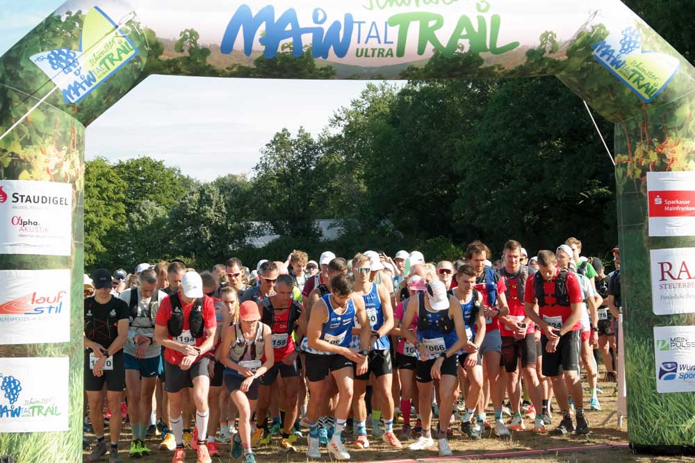 Start T30 Maintal Ultra Trail 2025 Läufer starten zum T30 Trail. Foto: Andreas Heller