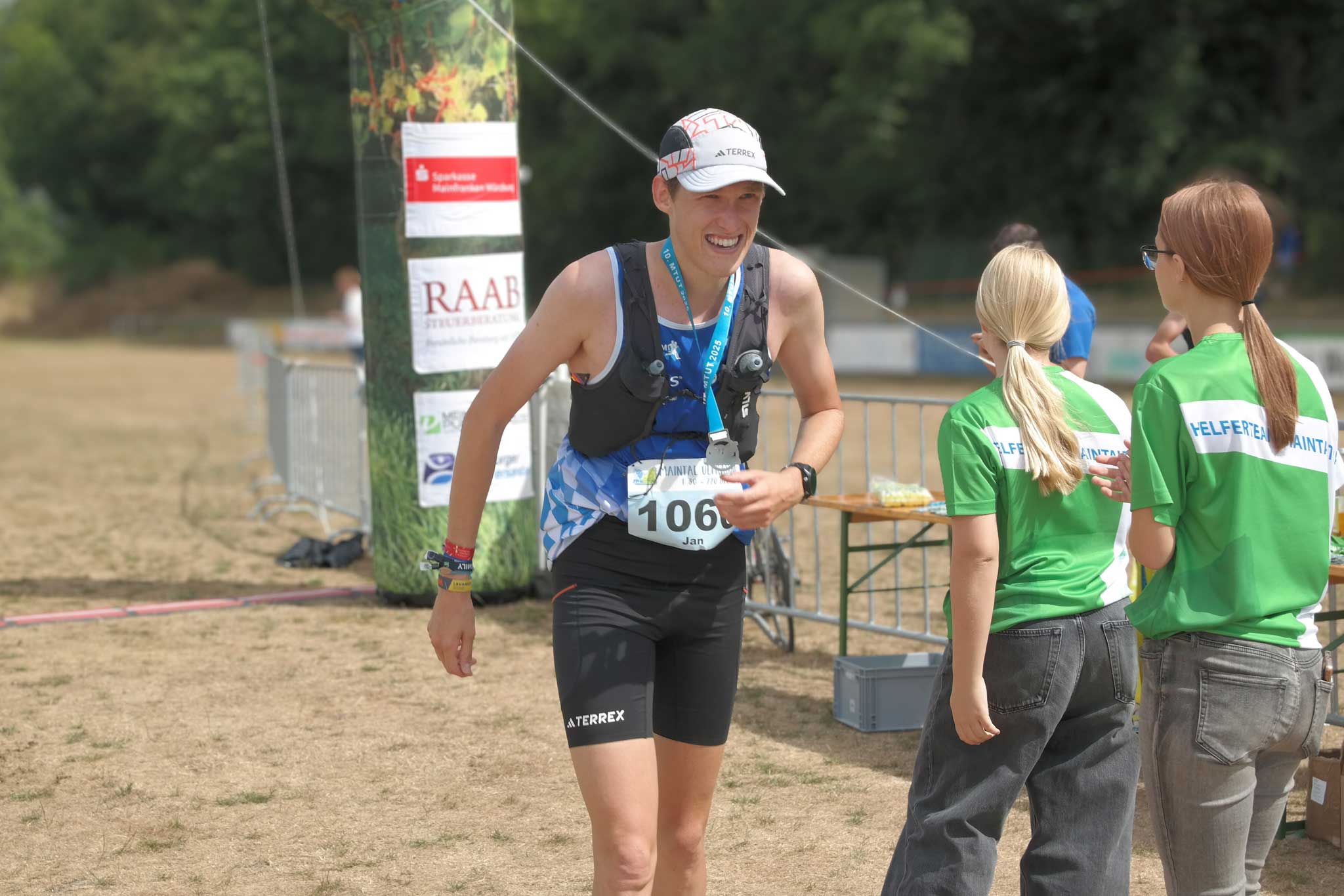 Jan Kundörfer ist im Ziel angekommen und trägt die Teilnehmermedaille der 5. Bayerischen Trailmeisterschaft. Foto: Andreas Heller