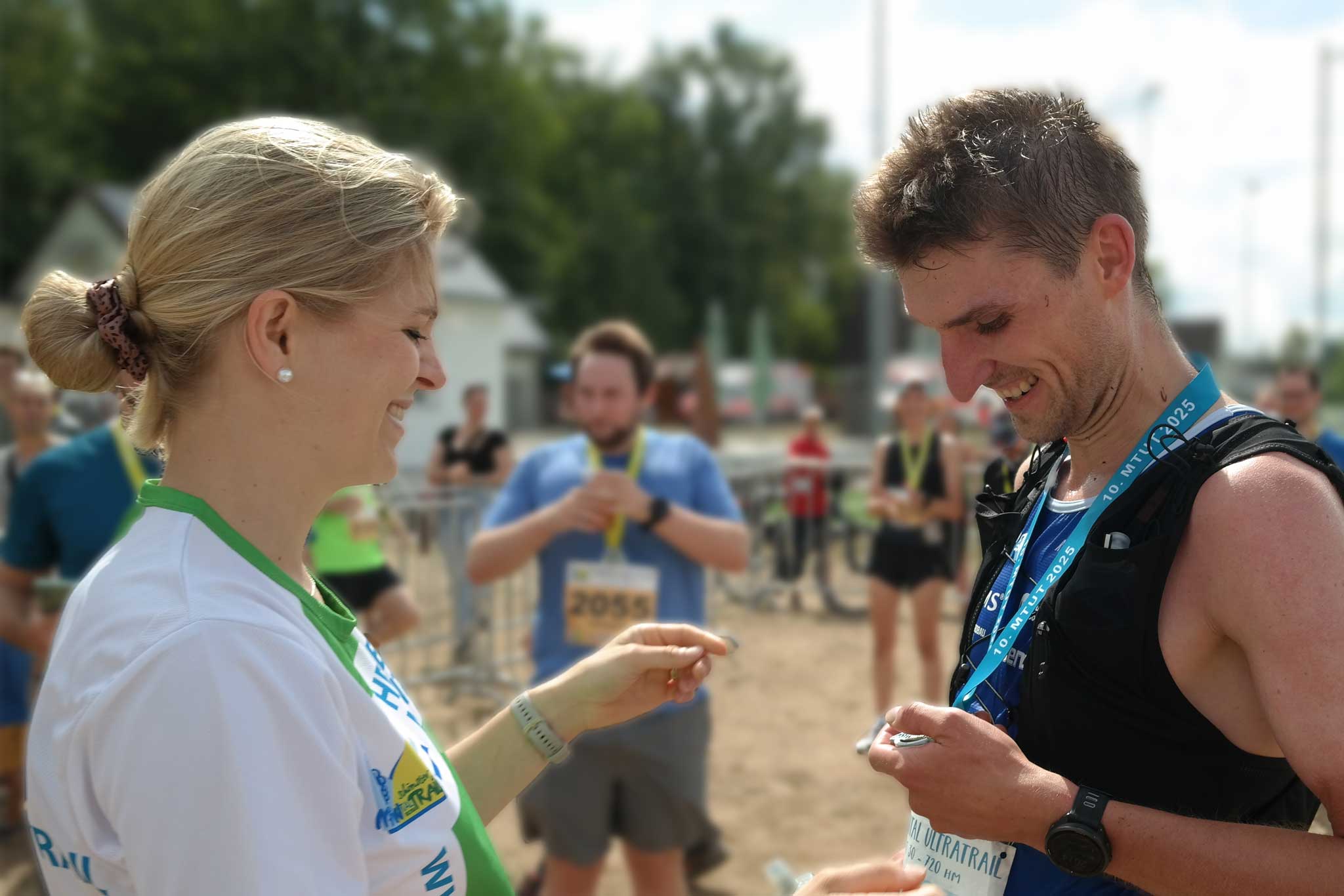 Leon Schübel erhält direkt nach seinem Sieg die Teilnehmermedaille der 5. Bayerischen Trailmeisterschaft. Foto: Andreas Heller