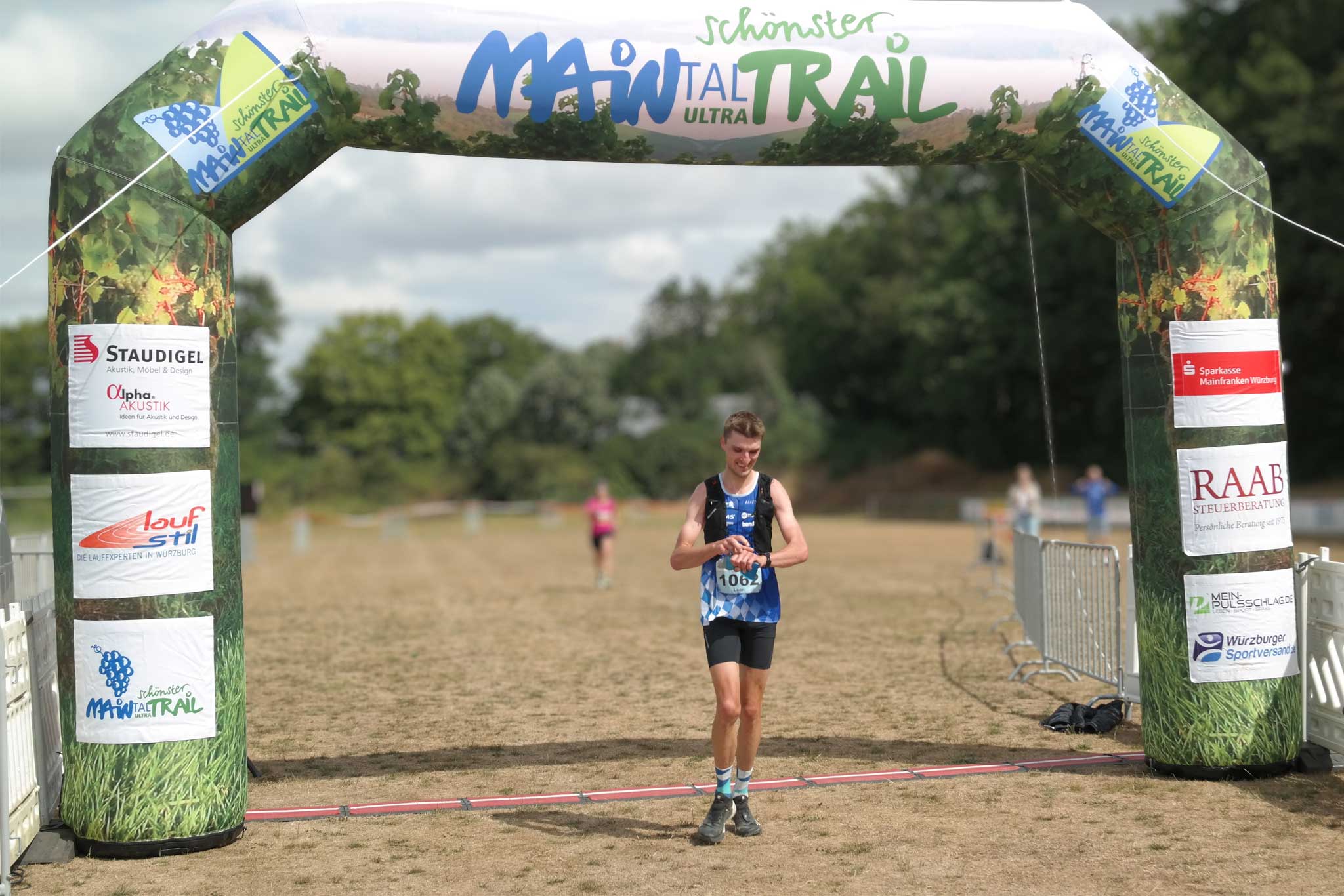Leon Schübel siegt bei der 5. Bayerischen Trailmeisterschaft auf der 30 Kilometer langen Trailstrecke. Foto: Andreas Heller