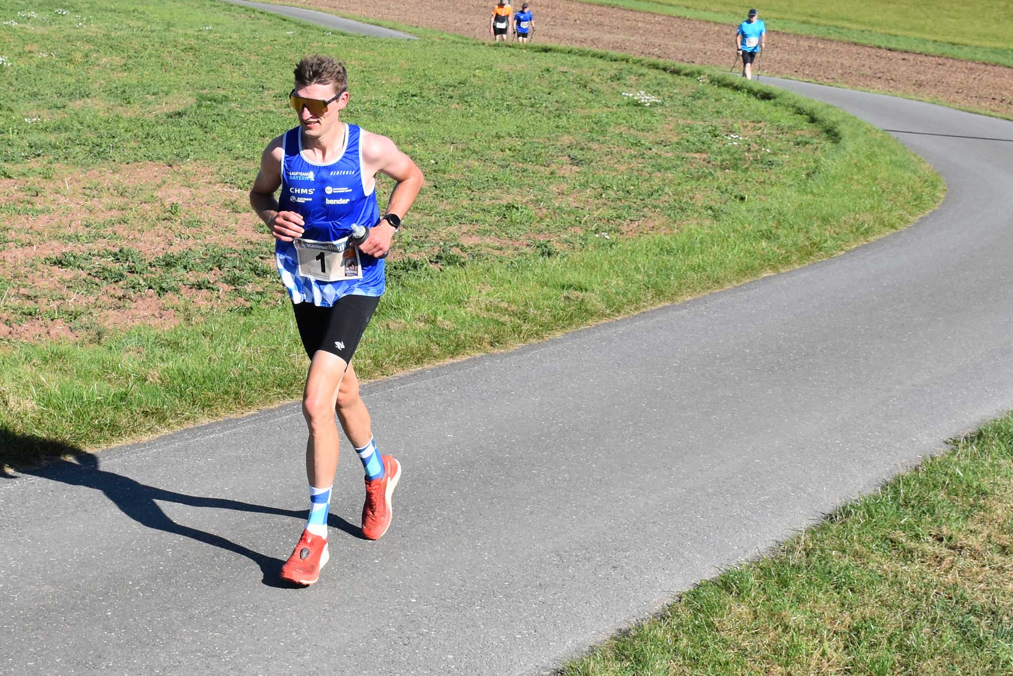 LB Leon Schuebel Kapuziner Kessellauf 2025 Leon Schübel führt auf der 14,3 km langen Strecke und läuft zu seinem Start-Ziel-Sieg