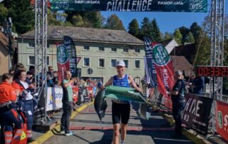 Leon Schübel läuft bei der Wiesent Challenge 2025 als erster ins Ziel. Foto: Gerhard Illig