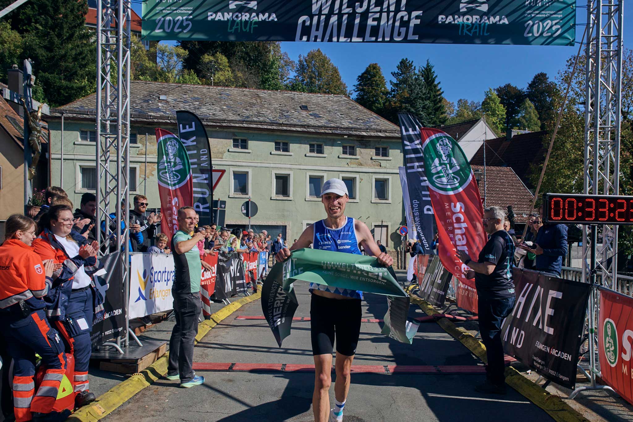 Leon Schübel läuft bei der Wiesent Challenge 2025 als erster ins Ziel. Foto: Gerhard Illig