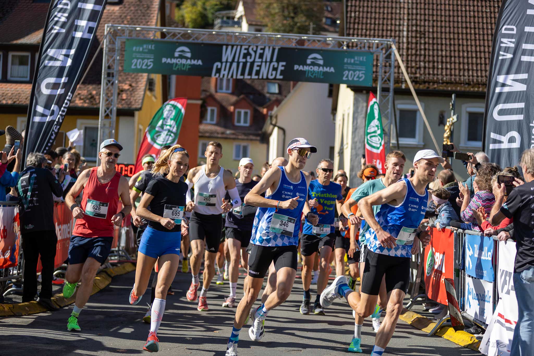 Start der Wiesent Challenge 2025 Start des 10 km langen Hauptlaufes bei der Wiesent Challenge 2025, Foto: Torsten Böhner