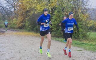 Jan Kundörfer und Leon Schübel führen das Rennen beim Spalter Freiheit Hügelland Trailrun 2025 an. Foto: @cineathletes_photography, Martin Priebe