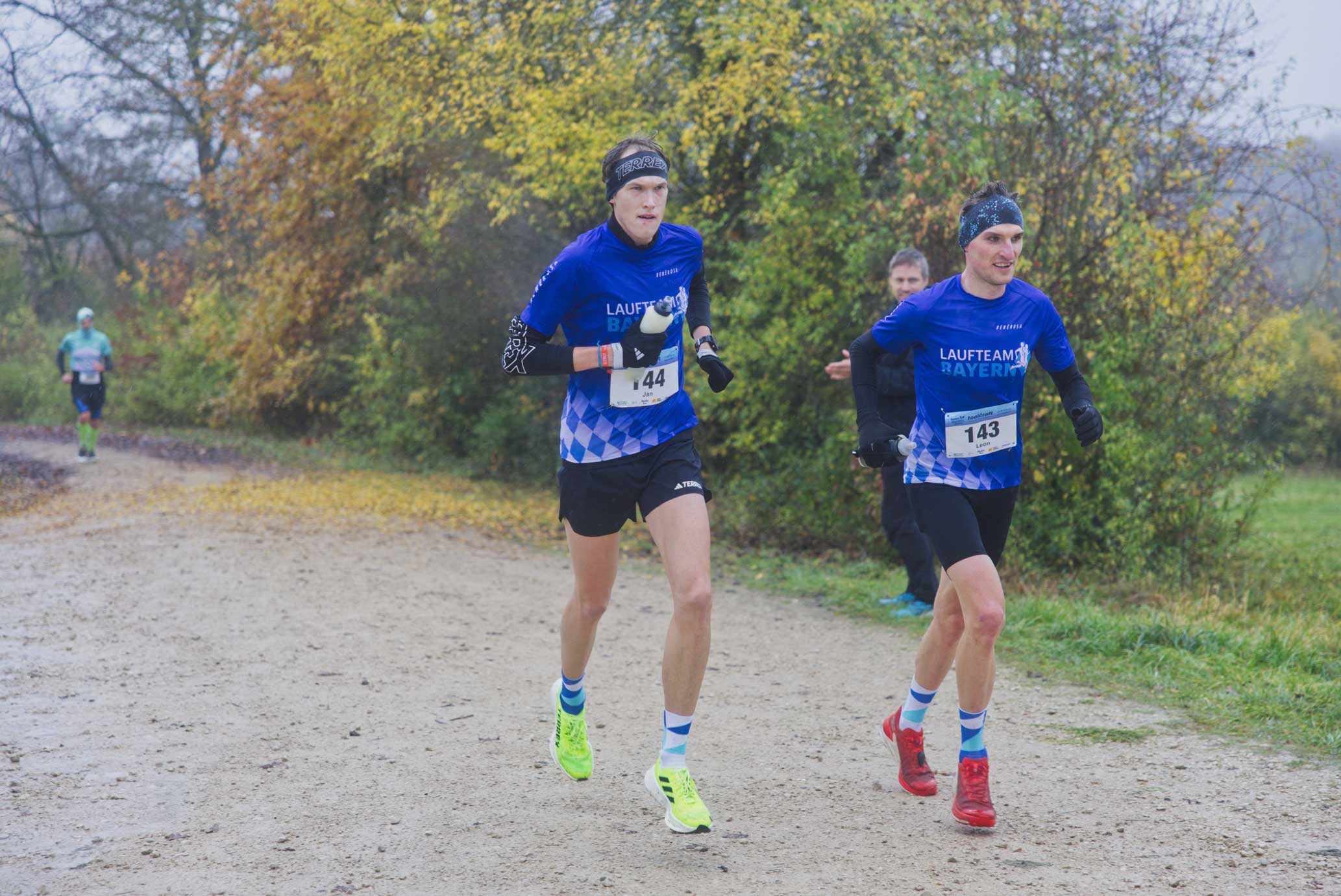Jan Kundörfer und Leon Schübel führen das Rennen beim Spalter Freiheit Hügelland Trailrun 2025 an. Foto: @cineathletes_photography, Martin Priebe