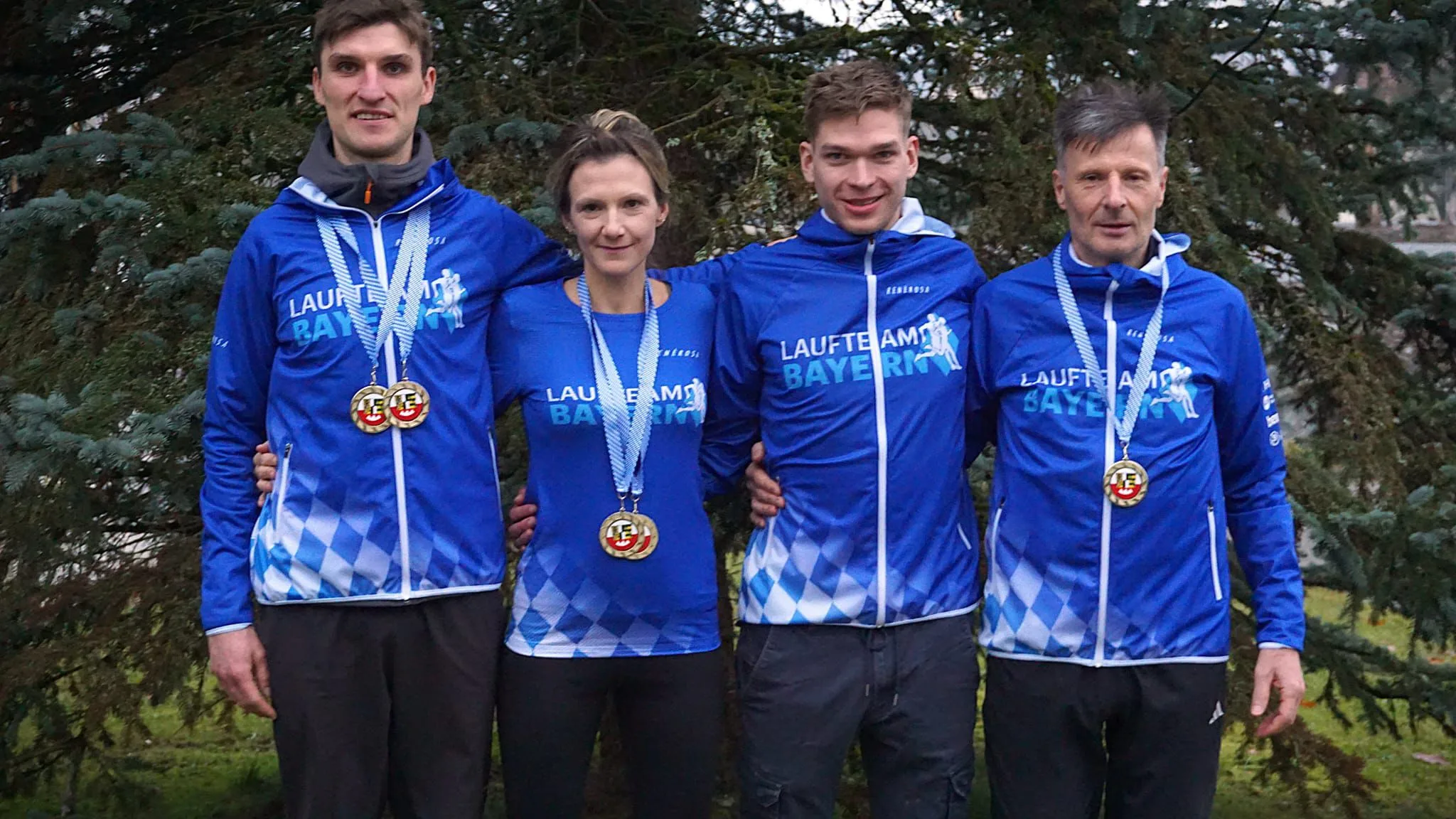 Unser Sieger Leon Schübel bei seinem Heimrennen, Katharina Dupke bei ihrem Debüt für das Laufteam Bayern, Julian Hatzold wieder super stark bei seinem zweiten Start für unser Team und unser Teammanager Michael Mettin.