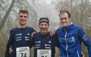 Leon Schübel, Michael Mettin und Jan Kundörfer haben die Teamwertung beim Staffelberglauf 2025 gewonnen. Foto: Andreas Heller