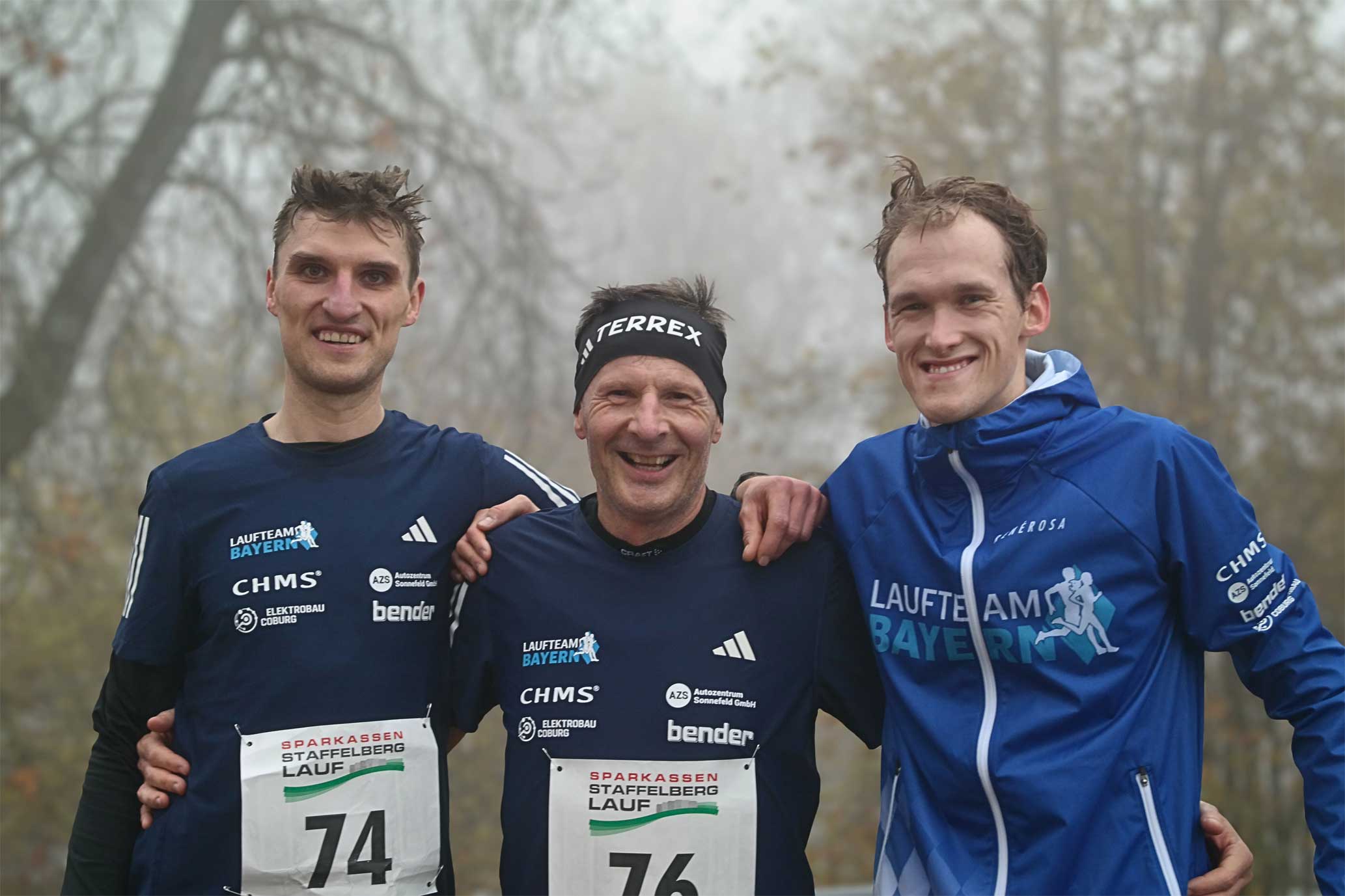 Leon Schübel, Michael Mettin und Jan Kundörfer haben die Teamwertung beim Staffelberglauf 2025 gewonnen. Foto: Andreas Heller