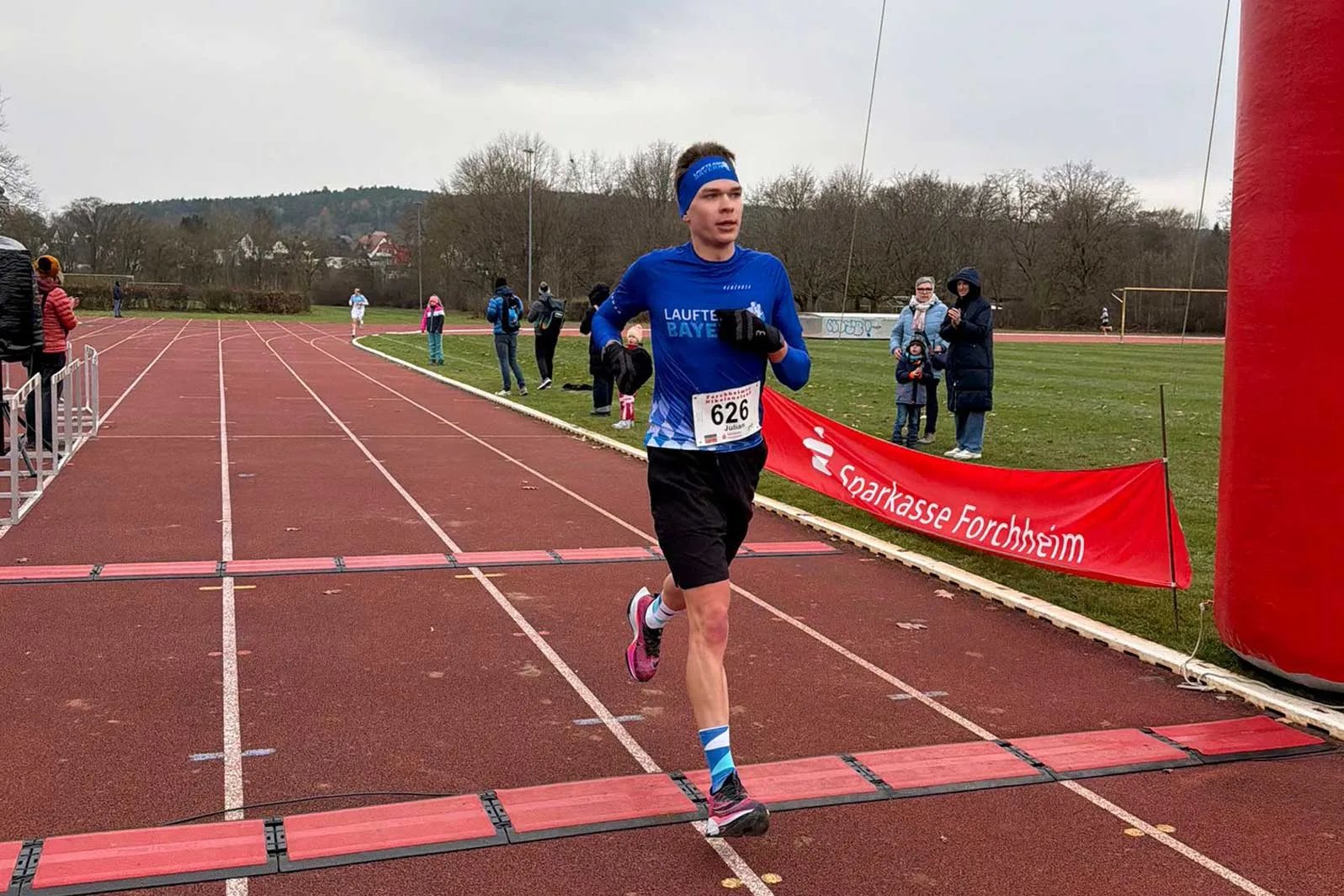 Julian mit einem starken Finish wodurch er wertvolle Punkte für die Mannschaftswertung des Laufteams Bayern sicherte.