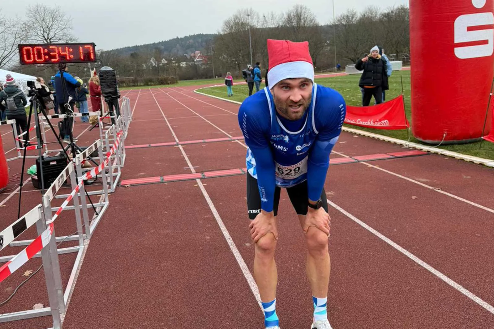 Chrisi nach dem Zieleinlauf – zurück im Wettkampfmodus über eine kurze Distanz.