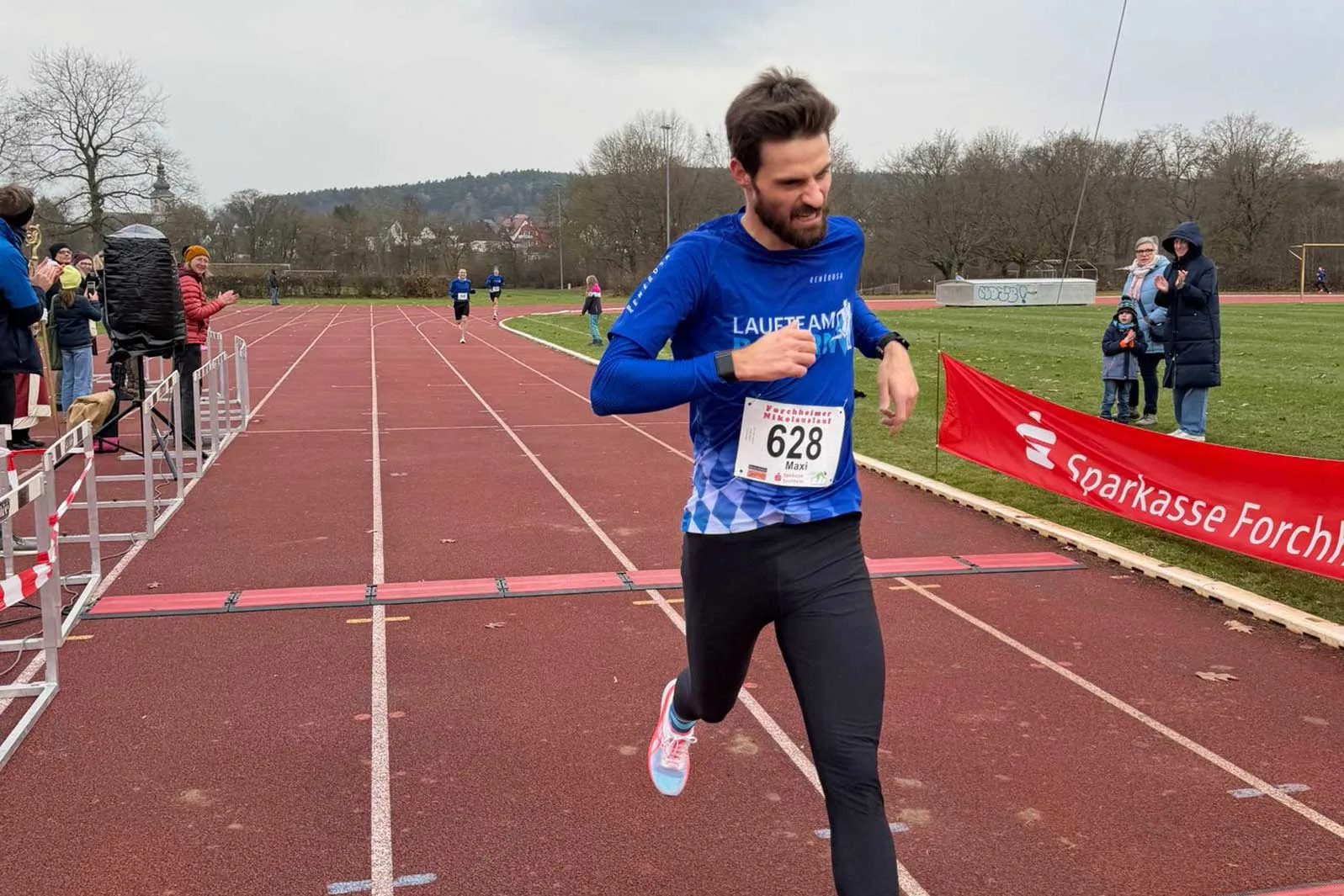 Bei seinem ersten Start für das Laufteam Bayern lief Maxi in 34:53 Minuten auf Platz 8 und trug zum Sieg in der Mannschaftswertung entscheidend bei.