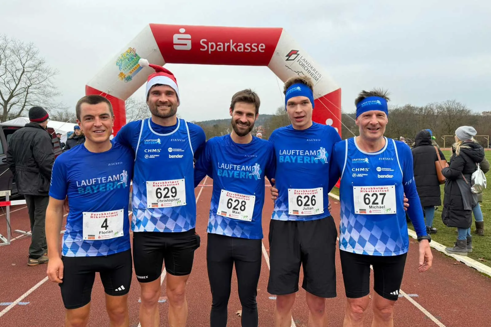Von links nach rechts: Flo mit persönlicher Bestzeit, Chrisi am Geburtstags-Race, Maxi bei seinem ersten Start fürs Team, Julian stark wie immer und Teammanager Michi als gewohnt zuverlässiger Punktesammler. Fünf Läufer – ein Team, ein Sieg.