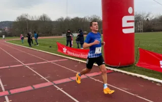 Flo beim Zieleinlauf mit persönlicher Bestzeit und als herausragender 4. Platz