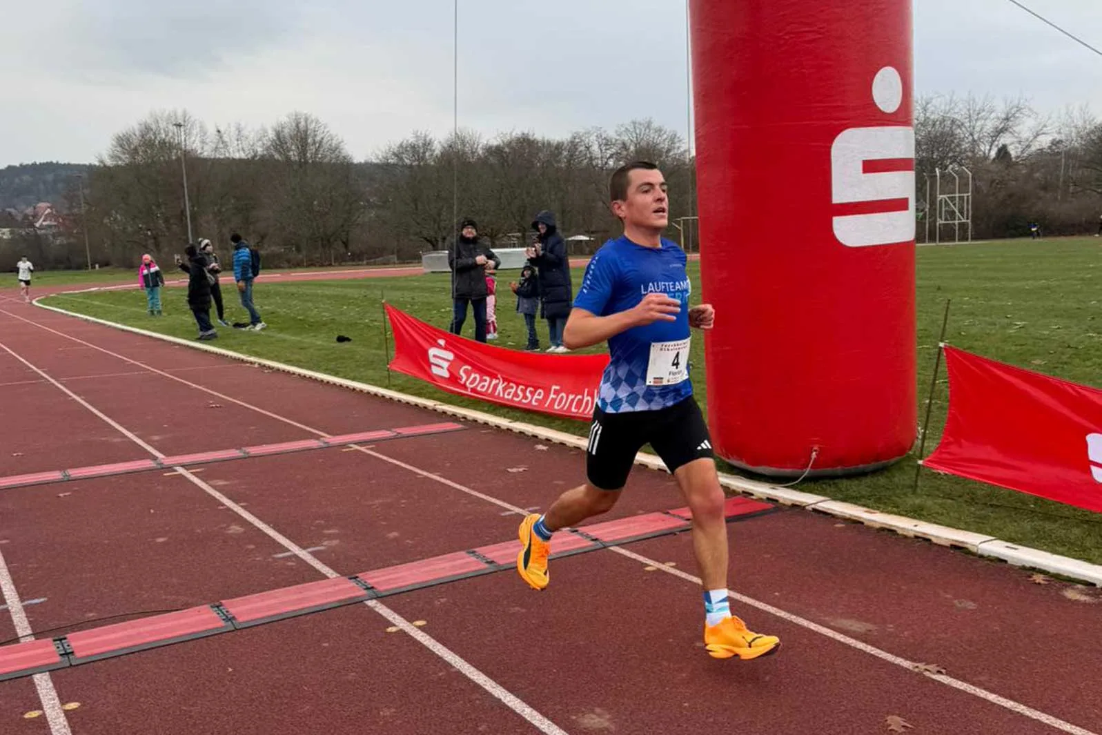Flo beim Zieleinlauf mit persönlicher Bestzeit und als herausragender 4. Platz